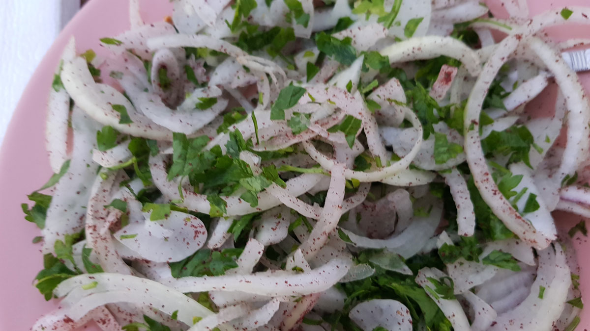 sumaklı soğan salatası